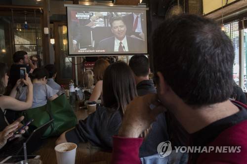 뉴욕의 한 카페에 모여 코미 전 FBI 국장의 청문회를 지켜보는 미국인들. [AP=연합뉴스]