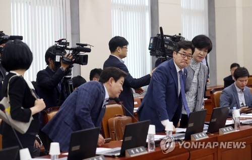 (서울=연합뉴스) 신준희 기자 = 9일 오후 김상조 공정거래위원장 후보자에 대한 인사청문 심사경과보고서 채택이 불발됐다.       자리를 지키고 있던 더불어민주당 의원들이 취소 소식을 전해듣고 퇴장하고 있다. 2017.6.9      hama@yna.co.kr