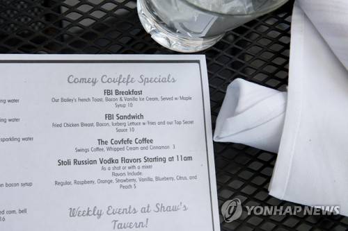 제임스 코미 청문회 당일 워싱턴의 한 식당이 내놓은 특별 메뉴. 'FBI 샌드위치', 'Covfefe 커피' 등이 올라와 있다. [EPA=연합뉴스]