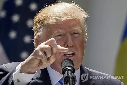 (워싱턴 AP=연합뉴스) 도널드 트럼프 미국 대통령이 9일(현지시간) 백악관에서 가진 기자회견에서 자신이 '러시아 스캔들' 수사 중단과 충성을 요구했다는 제임스 코미 전 연방수사국(FBI) 국장의 전날 상원 정보위 증언을 부인하고 있다. 그러나 코미 증언을 지켜본 미국 법학자들은 트럼프 대통령이 측근의 러시아 내통설 수사를 무마하려 한 정황이 사법방해 혐의의 범죄구성요건을 충족한다며 대통령이 아니면 바로 기소될 것이라고 진단했다. 사법방해는 실제 수사에 차질이 빚어지지 않더라도 그 시도만으로 처벌을 받는다.      ymarshal@yna.co.kr