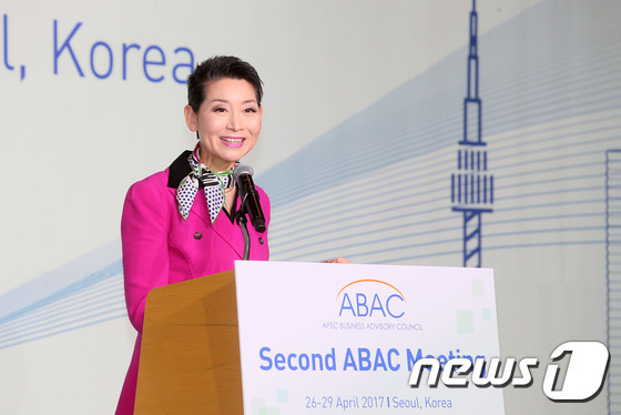 서울 영등포구 전경련회관 컨퍼런스센터에서 열린 APEC 정상들의 공식 자문기구인 'APEC기업인자문회의' 개막 총회에서 김성주 성주그룹 회장이 인사말을 하고 있다. © News1 2017.4.27/뉴스1