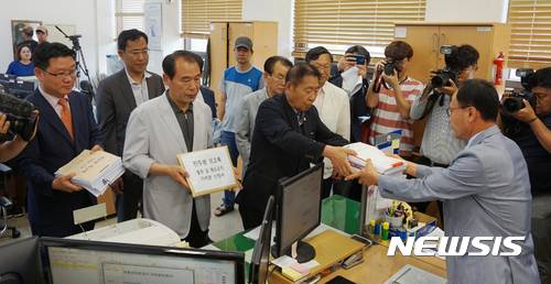 【광주=뉴시스】배동민 기자 =  5일 5·18민주화운동을 왜곡하고 폄훼한 전두환 전 대통령과 지만원씨에 대한 소송과 형사 고소가 이어지고 있다. 사진은 5·18기념재단과 5·18 3단체(유족회·부상자회·구속부상자회) 대표, 고 조비오 신부의 조카인 조영대 신부가 지난 6월12일 오전 전두환 회고록 1권 '혼돈의 시대'에 대한 판매 및 배포금지 가처분 신청서를 광주지법에 제출하고 있는 모습. 2017.07.05. (사진=5·18기념재단 제공) <a href="mailto:photo@newsis.com">photo@newsis.com</a>