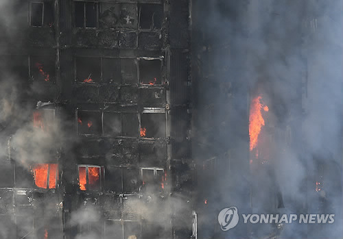 (런던 EPA=연합뉴스) 14일(현지시간) 새벽 영국 런던 서부의 한 고층아파트에서 발생한 화재로 다수 사망자가 발생한 것으로 확인됐다.       런던 소방당국의 커미셔너 대니 코튼은 이날 "말하기 슬프지만 다수 사망자가 있었다"며 "건물이 크고 복잡해서 정확한 사망자의 수는 확인할 수 없는 상황"이라고 말했다. 사진은 이날 오전 1시께 화재가 난 런던 서부 래티머 로드 소재 24층짜리 아파트 '그렌펠 타워'가 연기와 불꽃에 휩싸인 모습.    bulls@yna.co.kr