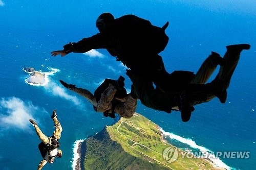 네이비실 침투 훈련 장면.[Military.com 홈피 캡쳐=연합뉴스]