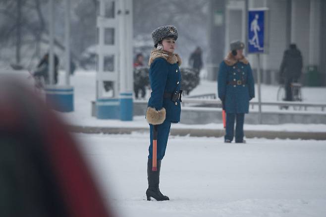 지난 2월 22일 북한 평양 시내 교차로에서 교통지도를 하고 있는 여성 교통보안원.[AFP=연합뉴스]