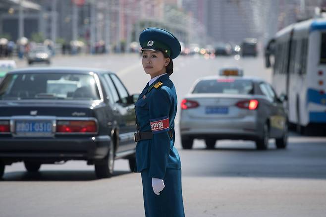 지난 5일 북한 평양 시내 교차로에서 교통지도를 하고 있는 여성 교통보안원.[AFP=연합뉴스]