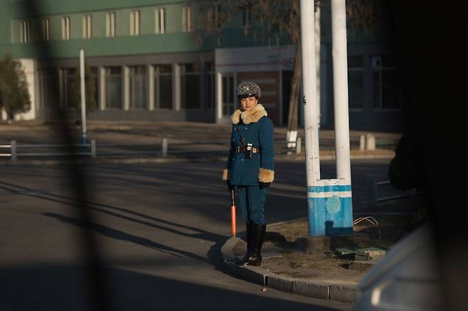 지난해 11월28일 북한 평양 시내 교차로에서 교통지도를 하고 있는 여성 교통보안원.[AFP=연합뉴스]