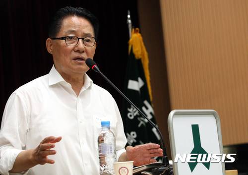 【광주=뉴시스】신대희 기자 = 박지원 전 국민의당 대표가 16일 오후 광주 북구청사 3층 대회의실에서 '평화의 길·통일의 길'을 주제로 특강하고 있다. 이날 초청 강연회는 6·15 남북정상회담 17주년을 맞아 국민의당 광주 북구을지역위원회 주최로 열렸다. 2017.06.16.  sdhdream@newsis.com