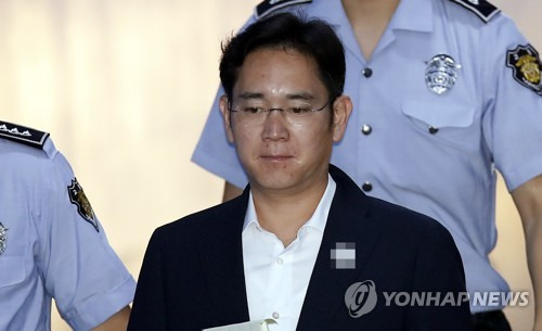 (서울=연합뉴스) 김인철 기자 = 이재용 삼성전자 부회장이 16일 오전 서울 서초구 서울중앙지법에서 열리는 공판에 출석하고 있다. 2017.6.16      yatoya@yna.co.kr