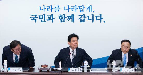 국정기획자문위원회 왼쪽부터 김태년 부위원장, 김진표 위원장, 홍남기 부위원장. (사진=윤창원 기자)