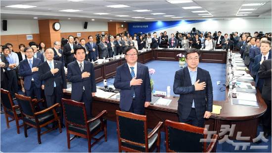 김진표 국정기획자문위원장과 자문위원들이 국정기획자문위원회 회의에 참석해 국기에 대한 경례를 하고 있다. (사진=자료사진)