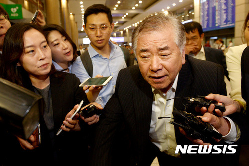 【인천공항=뉴시스】박주성 기자 =인천국제공항을 통해 귀국하던 문정인 대통령 통일외교안보 특보의 모습. 2016. 6.21