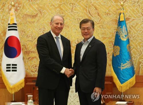 (서울=연합뉴스) 문재인 대통령이 21일 오전 청와대 본관 접견실에서 리차드 하스 미국외교협회(Council on Foreign Relations, CFR) 회장과 악수하고 있다. 2017.6.21 [청와대 제공=연합뉴스]      photo@yna.co.kr