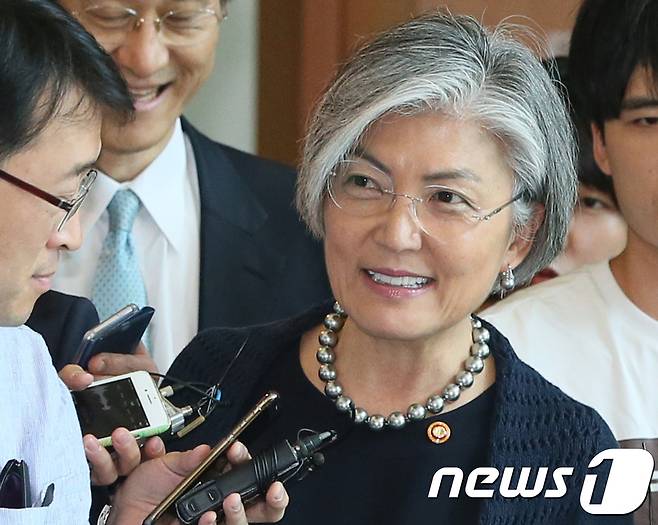 강경화 외교부 장관이 22일 서울 종로구 통의동 국정기획자문위원회를 나서며 취재진의 질문을 받고 있다. 2017.6.22/뉴스1 © News1 송원영 기자