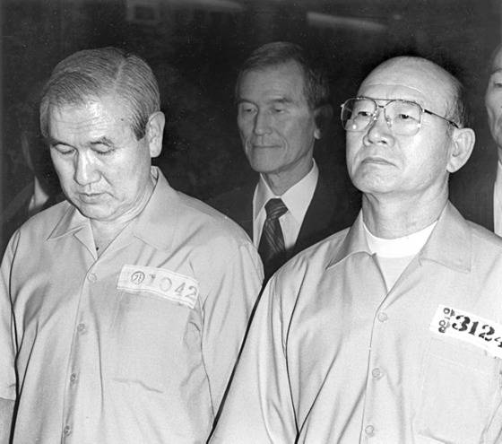 1996년 8월 12·12 및 5·18사건 선고공판에서 노태우 전 대통령과 함께 법정에 선 전두환 전 대통령(오른쪽). 전 전 대통령은 이 재판에서 내란목적 살인 등의 혐의가 인정돼 무기징역을 선고받았다. 중앙포토