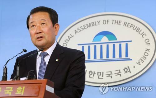국민의당 박주선 비상대책위원장이 26일 국회 정론관에서 지난 대선 때 제기했던 문재인 대통령의 아들 준용 씨의 고용정보원 입사 의혹과 관련, "제보된 카카오톡 화면 및 녹음 파일이 조작된 것으로 밝혀졌다"고 밝히고 있다/사진=연합뉴스