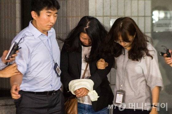 지난 대선 과정에서 문재인 대통령의 아들 문준용씨의 입사 특혜 의혹 제보내용을 조작한 혐의로 검찰 조사를 받던 중 긴급체포된 국민의당 당원 이유미(38)씨가 27일 오전 서울 양천구 서울남부지검에서 조사를 마친 뒤 남부구치소로 이송되고 있다. 2017.6.27/뉴스1  <저작권자 © 뉴스1코리아, 무단전재 및 재배포 금지>