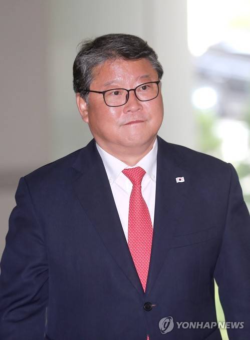 (서울=연합뉴스) 권준우 기자 = 조원진 새누리당 의원이 27일 오전 서울 서초구 서울중앙지법에서 열린 박근혜 전 대통령과 '비선실세' 최순실 씨의 공판을 방청하기 위해 법원으로 들어서고 있다. 2017.6.27      stop@yna.co.kr