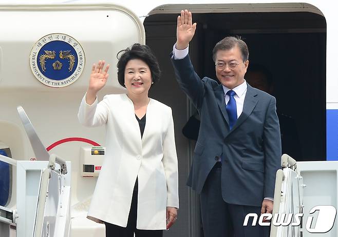 문재인 대통령(오른쪽)과 김정숙 여사(왼쪽). 2017.6.28/뉴스1 © News1 허경 기자