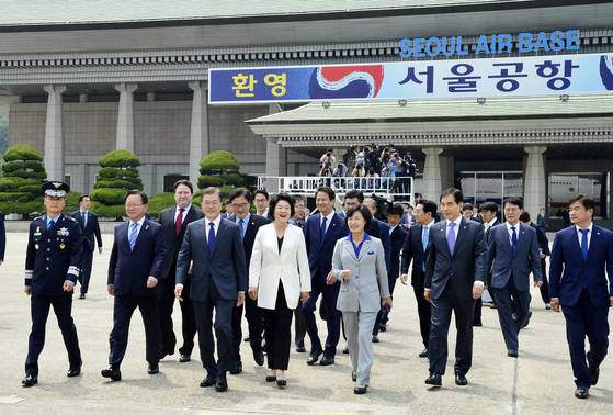 문재인 대통령이 경기도 성남 서울공항에서 트럼프 미국 대통령과 정상회담을 위해 위해 28일 출국하고 있다.