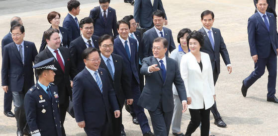 문재인 대통령과 김정숙 여사가 28일 경기 성남시 서울공항에서 환송인사들과 함께 걸어가고 있다.