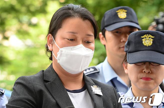 문재인 대통령 아들 준용씨의 채용 특혜 의혹과 관련한 국민의당 제보 조작 사건과 관련해 제보 내용을 조작한 혐의를 받고 있는 당원 이유미 씨가 29일 영장실질심사를 받기 위해 서울 양천구 남부지방법원으로 들어오고 있다. 2017.6.29/뉴스1 © News1 허경 기자