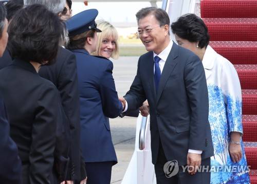 (워싱턴=연합뉴스) 배재만 기자 = 취임 후 첫 미국 방문길에 오른 문재인 대통령이 28일(현지시간) 오후 워싱턴D.C 인근 앤드루스 공군기지에 도착해 영접 나온 인사들과 악수하고 있다. 2017.6.29  scoop@yna.co.kr
