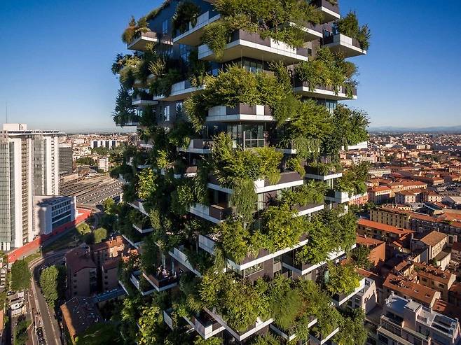 2014년 이탈리아 밀라노에 들어선 세계 최초의 수직숲 빌딩 '보스코 베르티칼레'( Bosco Verticale). 스테파노 보에리 건축 제공