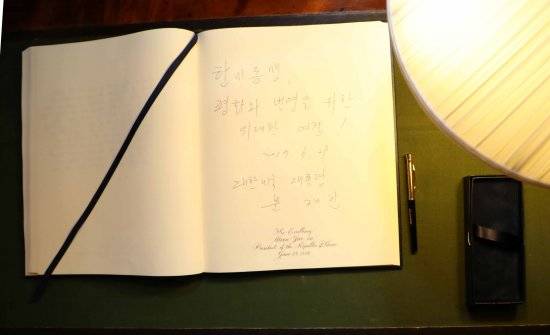 문재인 대통령이 29일(현지시간) 백악관 만찬에 앞서 작성한 방명록. '한미동맹, 평화와 번영을 위한 위대한 여정-대한민국 대통령 문재인'이라고 썼다.  사진=뉴시스