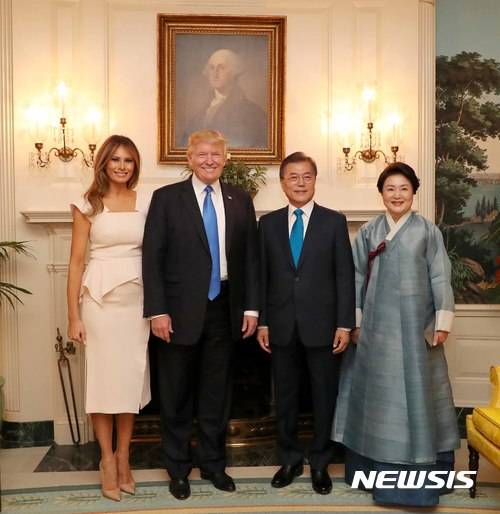 【워싱턴=뉴시스】전신 기자 = 문재인 대통령과 부인 김정숙 여사가 29일(현지시간) 미국 워싱턴 백악관에서 열린 정상간 상견례 및 만찬 전 도널드 트럼프 미국 대통령과 부인 멜라이나 여사와 기념촬영을 하고 있다. 2017.06.30.    photo@newsis.com  <저작권자ⓒ 공감언론 뉴시스통신사. 무단전재-재배포 금지.>
