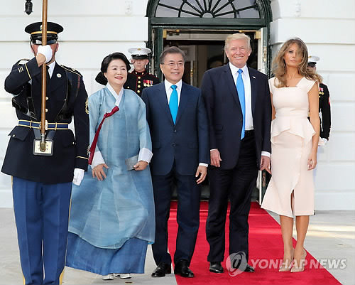 (워싱턴=연합뉴스) 김주형 기자 = 문재인 대통령과 부인 김정숙 여사가 29일 오후(현지시간) 상견례 및 만찬을 위해 백악관에 도착해 도널드 트럼프 미국 대통령과 부인 멜라니아 여사를 만나 기념촬영하고 있다. 2017.6.30      kjhpress@yna.co.kr