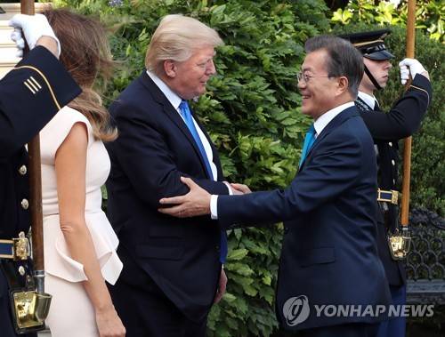 (워싱턴=연합뉴스) 김주형 기자 = 문재인 대통령이 29일 오후(현지시간) 상견례 및 만찬을 위해 백악관에 도착해 도널드 트럼프 미국 대통령과 악수하고 있다. 2017.6.30  kjhpress@yna.co.kr