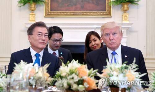 (워싱턴=연합뉴스) 김주형 기자 = 문재인 대통령과 도널드 트럼프 미국 대통령이 29일 오후(현지시간) 워싱턴 백악관에서 열린 환영 만찬에서 관계자의 발언을 듣고 있다. 2017.6.30      kjhpress@yna.co.kr