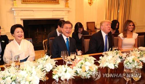 (워싱턴=연합뉴스) 김주형 기자 = 문재인 대통령과 부인 김정숙 여사가 29일 오후(현지시간) 워싱턴 백악관에서 열린 환영 만찬에서 도널드 트럼프 미국 대통령 내외와 밝은 표정으로 대화를 하고 있다. 2017.6.30      kjhpress@yna.co.kr