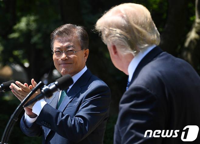 문재인 대통령과 도널드 트럼프 미국 대통령이 30일(현지시간) 워싱턴 백악관 로즈가든에서 정상회담을 마친 뒤 공동 기자회견을 하고 있다. © AFP=뉴스1 © News1 우동명 기자