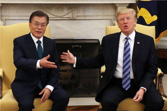 문재인 대통령과 도널드 트럼프 미국 대통령이 30일 오전(현지시간) 워싱턴 백악관에서 단독정상회담을 하고 있다.