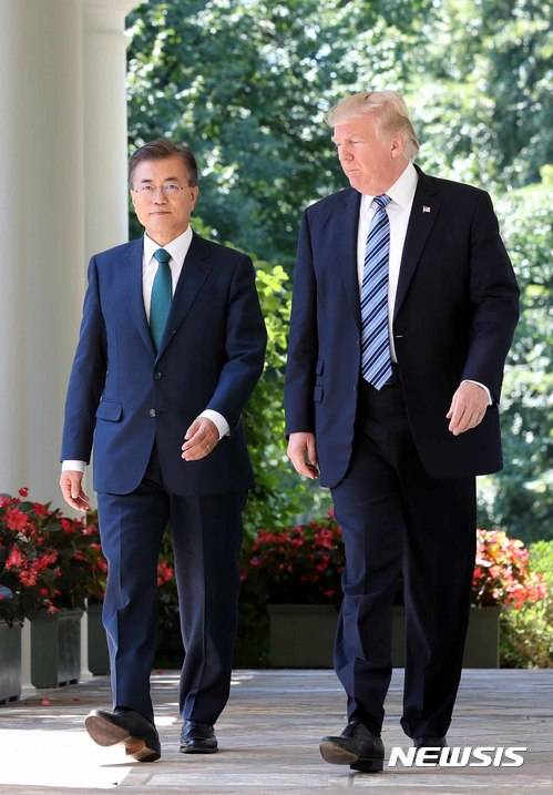 【워싱턴=뉴시스】전신 기자 = 문재인 대통령과 도널드 트럼프 미 대통령이 30일(현지시간) 미국 워싱턴 백악관에서 한미정상회담을 마친 후 공동 언론 발표를 위해 로즈가든으로 입장하고 있다. 2017.07.01.    photo@newsis.com