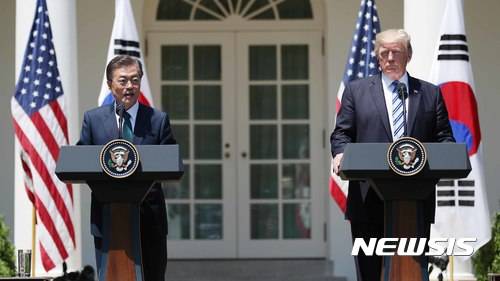 【워싱턴=뉴시스】전신 기자 = 문재인 대통령과 도널드 트럼프 미 대통령이 30일(현지시간) 미국 워싱턴 백악관 로즈가든에서 공동 언론 발표를 하고 있다. 2017.07.01.  photo1006@newsis.com