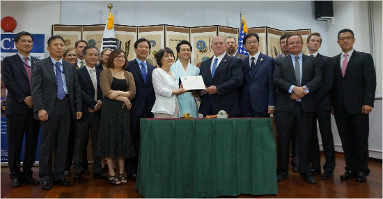 6월 30일 오전 11시(미국 현지시각) 워싱턴 소재 주미한국대사관에서 열린 '문정왕후어보', '현종어보' 반환행사. 앞줄 가운데 왼쪽부터  김연수 문화재청 국립고궁박물관장, 안민석 국회의원(더불어민주당), Thomas D. Homan 미국 이민관세청(ICE) 청장 직무대리. (사진=문화재청 제공)