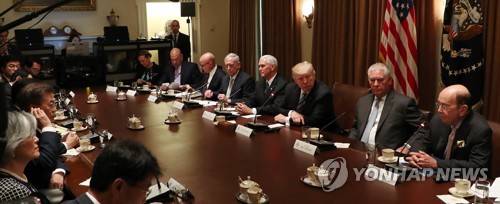 (워싱턴=연합뉴스) 배재만 기자 = 문재인 대통령과 도널드 트럼프 미국 대통령이 30일 오전(현지시간) 워싱턴 백악관에서 확대 정상회담 하고 있다. 2017.7.1      scoop@yna.co.kr