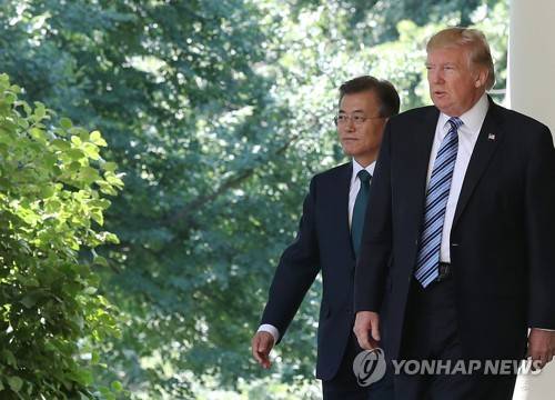 (워싱턴=연합뉴스) 배재만 기자 = 문재인 대통령과 도널드 트럼프 미국 대통령이 30일 오전(현지시간) 워싱턴 백악관에서 열린 확대 정상회담을 마치고 공동기자회견장으로 이동하고 있다.    scoop@yna.co.kr