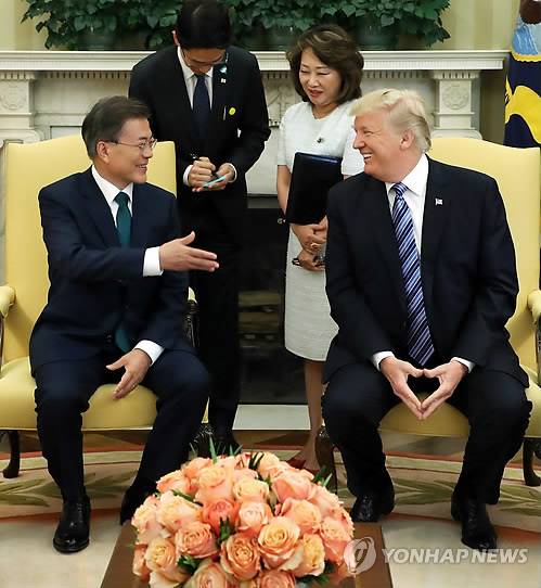 (워싱턴=연합뉴스) 배재만 기자 = 문재인 대통령과 도널드 트럼프 미국 대통령이 30일 오전(현지시간) 워싱턴 백악관에서 단독정상회담을 하고 있다. 2017.7.1      scoop@yna.co.kr