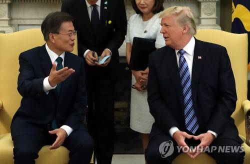 (워싱턴=연합뉴스) 배재만 기자 = 문재인 대통령과 도널드 트럼프 미국 대통령이 30일 오전(현지시간) 워싱턴 백악관에서 열린 한-미 단독 정상회담을 하고 있다.     scoop@yna.co.kr