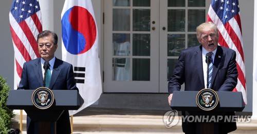 (워싱턴=연합뉴스) 배재만 기자 = 문재인 대통령과 도널드 트럼프 미국 대통령이 30일 오전(현지시간) 워싱턴 백악관 로즈가든에서 열린 공동 언론발표에서 발언하고 있다. 2017.7.1  scoop@yna.co.kr