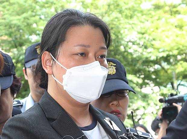 국민의당 당원인 이유미씨가 29일 오전 문재인 대통령 아들을 대상으로 한 "취업 특혜 의혹조작" 사건과 관련해 영장실질심사를 받기 위해 서울 양천구 서울남부지법으로 들어서고 있다[사진=연합뉴스]