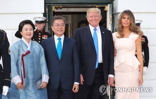 (워싱턴=연합뉴스) 김주형 기자 = 문재인 대통령과 부인 김정숙 여사가 29일 오후(현지시간) 상견례 및 만찬을 위해 백악관에 도착해 도널드 트럼프 미국 대통령과 부인 멜라니아 여사를 만나 기념촬영하고 있다. 2017.6.30  kjhpress@yna.co.kr  (끝)