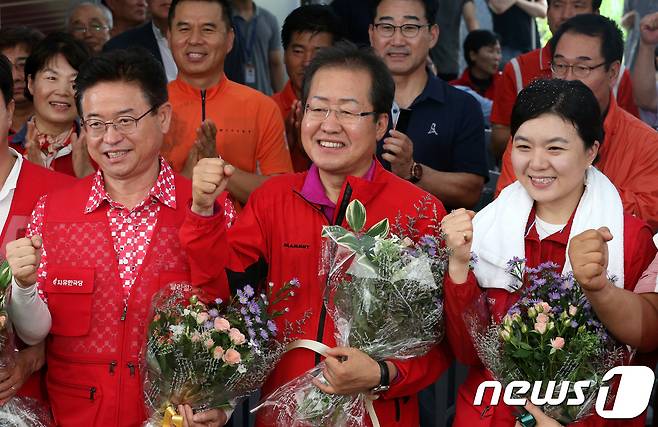 자유한국당 당대표로 선출된 홍준표 신임 당대표가 3일 낮 경기도 남양주시 조안면 시우리에서 열린 제2차 자유한국당 전당대회 자원봉사 현장에서 이철우, 류여해 최고위원과 함께 파이팅을 외치고 있다. 2017.7.3/뉴스1 © News1 박정호 기자