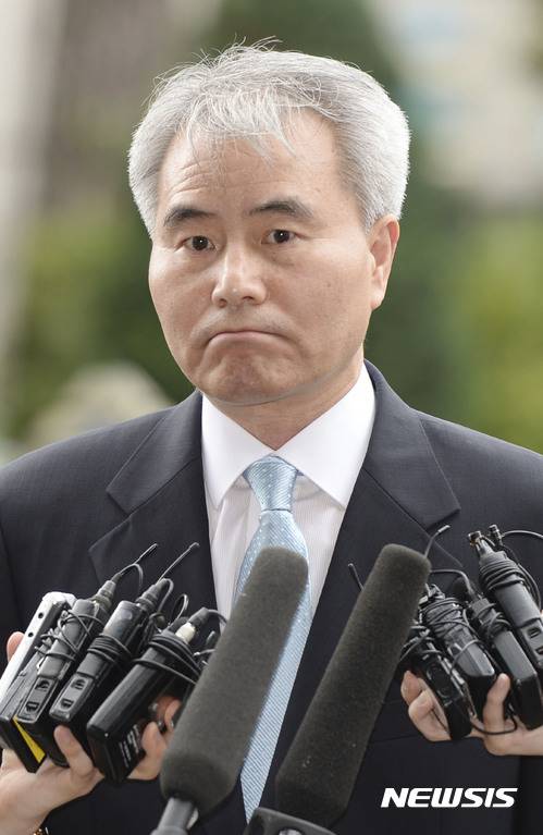 【서울=뉴시스】최동준 기자 = 지난 대선 당시 국민의당 공명선거추진단 부단장인 김인원 변호사가 3일 국민의당 '제보조작' 의혹에 대해 조사를 받기 위해 서울 양천구 서울남부지방검찰청으로 출석하며 취재진 질문을 듣고 있다. 2017.07.03. photocdj@newsis.com