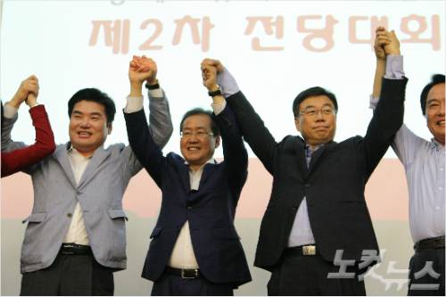 지난달 19일 제주에서 열린 자유한국당 제2차 전당대회. 왼쪽부터 원유철, 홍준표, 신상진 당대표 후보. (사진=문준영 기자)