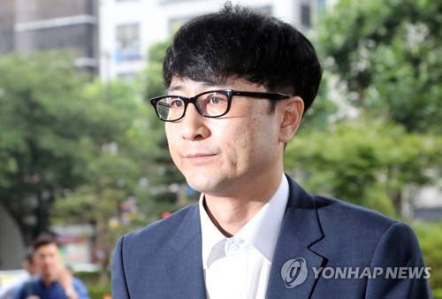 (서울=연합뉴스) 최재구 기자 = '문준용 의혹제보 조작' 사건과 관련해 국민의당 이준서 전 최고위원이 조사를 받기위해 3일 서울 양천구 남부지검으로 출석하고 있다. 2017.7.3      jjaeck9@yna.co.kr